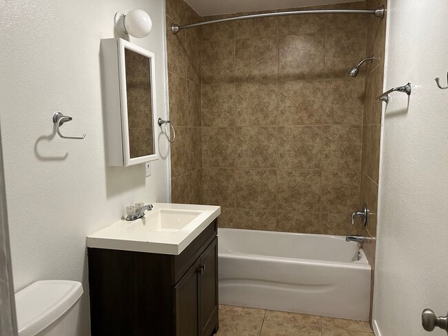 Building Photo - Easy Keeper