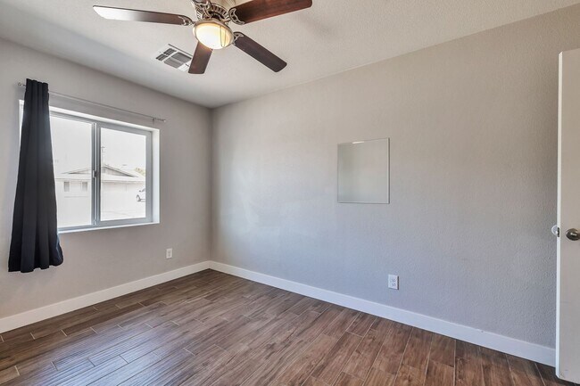 Building Photo - Tempe 6-Bedroom Home Featuring Large Turf Yard & Ideal Location