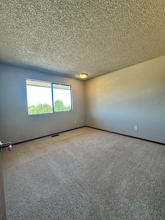 Building Photo - 1826 Rocklund Dr