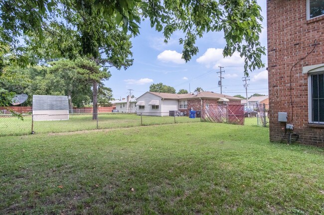 Building Photo - MOVE IN READY 3 Bedroom