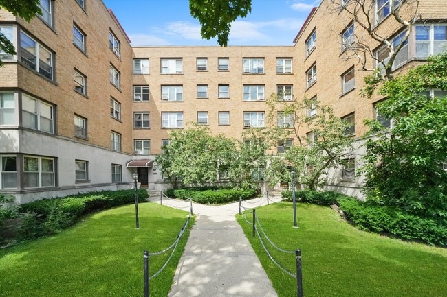 Building Photo - 2610 W Balmoral Ave