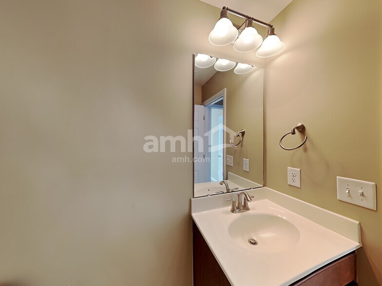 Building Photo - 3617 Althorp Dr