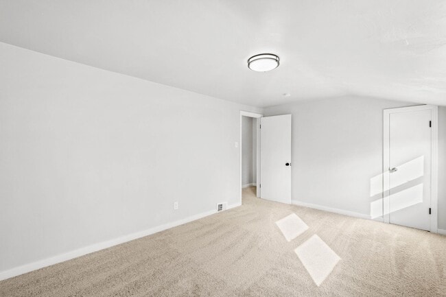 Building Photo - Stunning 2 bedroom home in Mt. Washington available May 1!