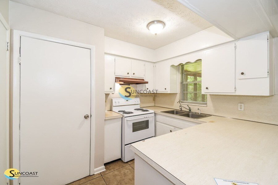 Building Photo - 4533 Jade Dr E