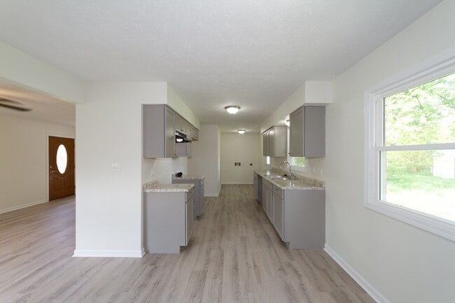 Building Photo - Updated 3 bedroom 1.5 bath home in desirab...