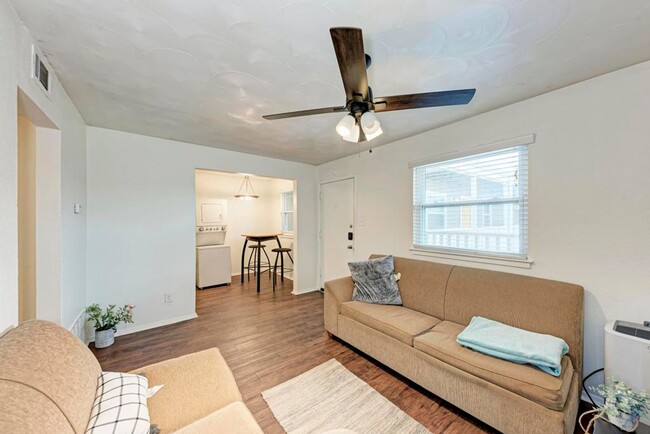 Building Photo - Amazing 1 bedroom off Manor rd.  Central A...