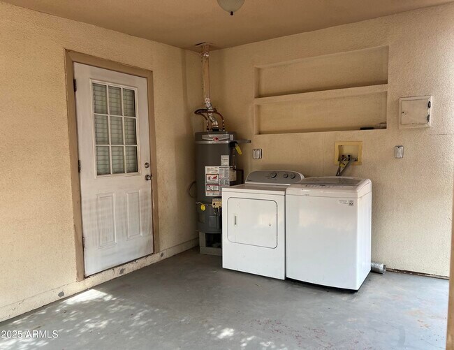 Building Photo - 1419 E Earll Dr