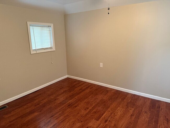 Building Photo - 2 bed/1 bath/fenced in backyard