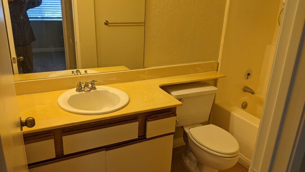 2nd bathroom - 11321 Avenida de los Lobos