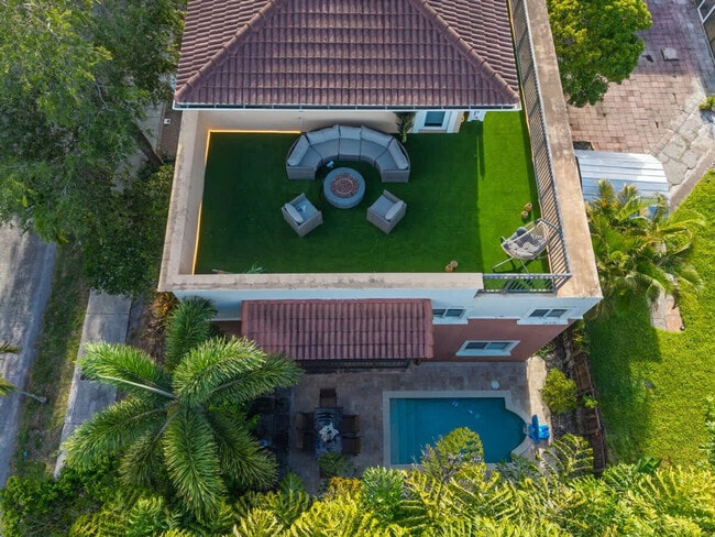 Building Photo - 1705 NE 11th St