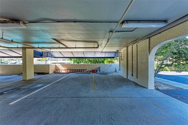 Building Photo - 835 S Osprey Ave