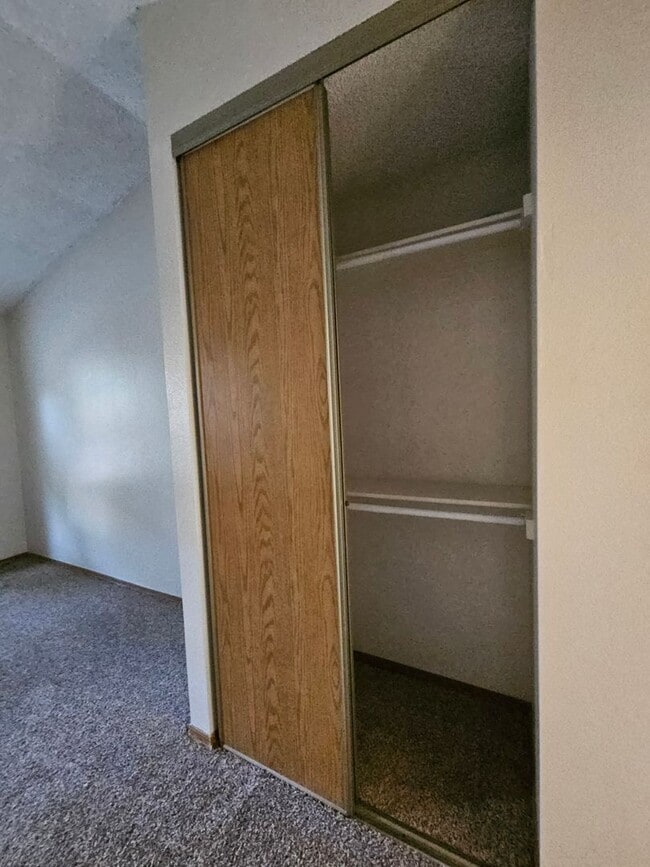 Building Photo - Spacious 2 Bed Townhome w/ Fenced Yard & N...