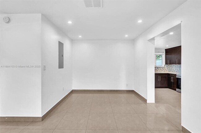 Building Photo - 5618 SW 36th St