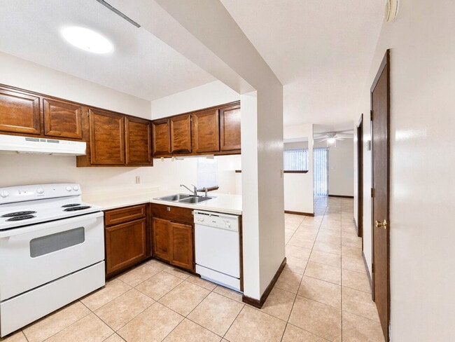 Building Photo - "Coastal Comfort: Spacious 2-Bed Townhouse in Fort Walton Beach!"