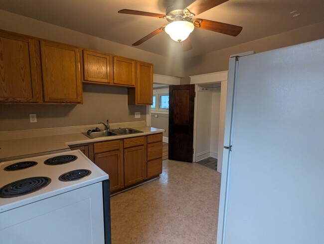 Building Photo - 412 West César E. Chávez Ave. Unit 2