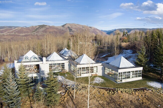 Building Photo - 821 Cluny Rd