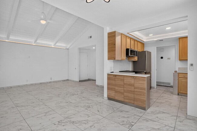 Building Photo - 2490 E Miramonte Cir