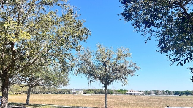 Building Photo - Beautiful Upgraded 3 Bedroom and 2 1/2 Bat...