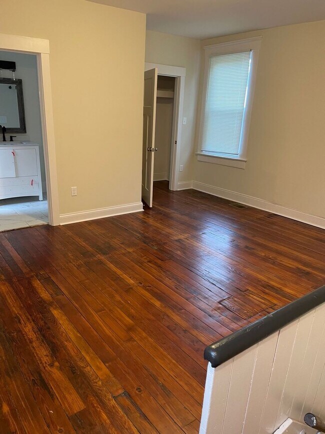 Building Photo - Beautifully  Renovated 2 bed 2 bath Home in Shelby Park!