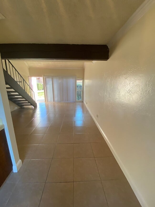 Building Photo - spacious one bedroom loft in Hanford