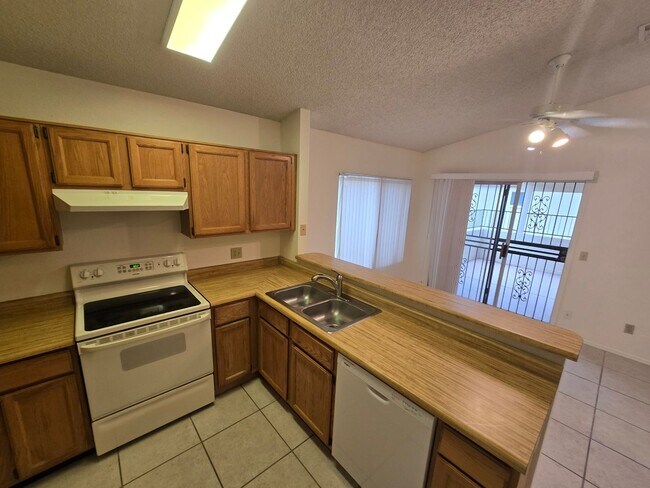Building Photo - 1120 N Val Vista Dr