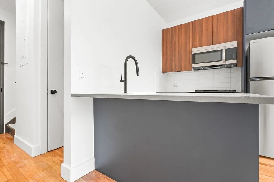 Building Photo - 271 E 28th St