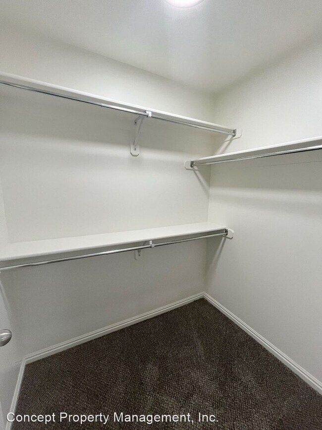 Building Photo - 2 br, 2 bath Apartment - 374 East 5450 Sou...