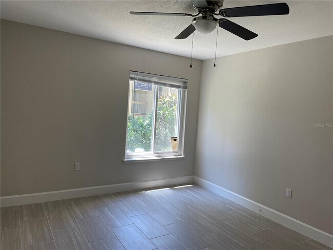 Building Photo - 586 Orange Dr