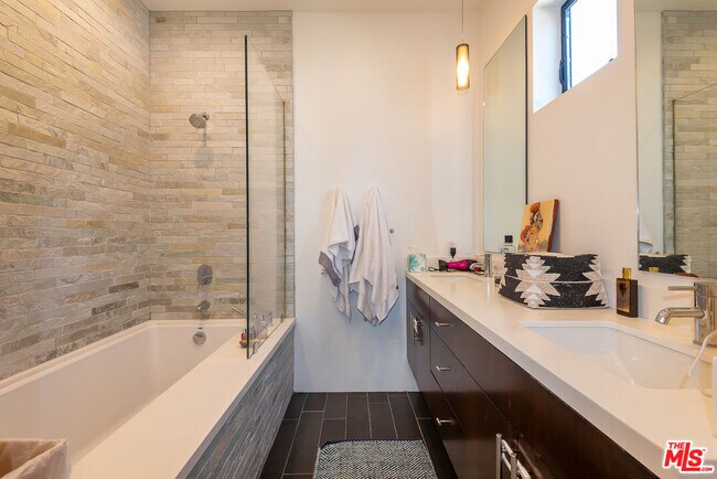 Building Photo - 581 Agate St