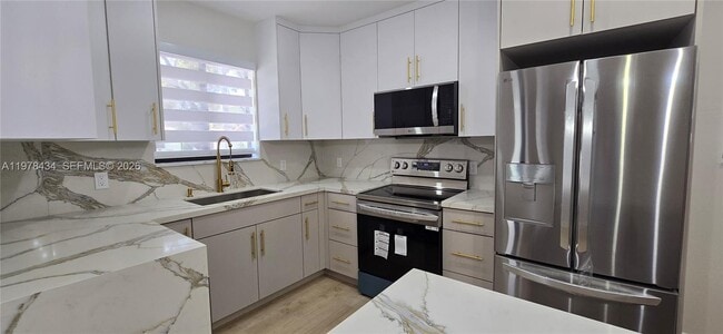 Building Photo - 2731 SW 29th Ave