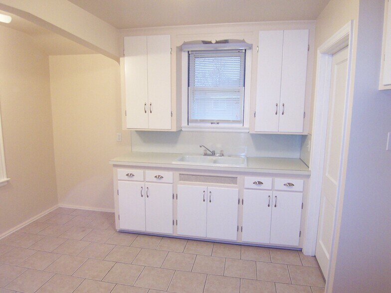 Kitchen - 4442 Caroline Ave