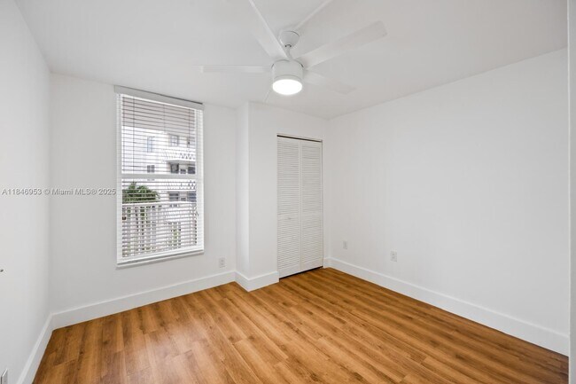 Building Photo - 1440 Brickell Bay Dr