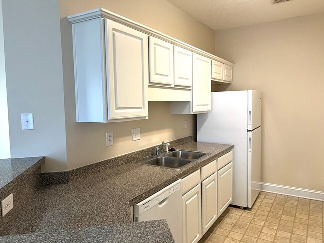 Building Photo - AVAILABLE SOON! 3 BED/2 BATH CONDO IN FOUNTAIN POINTE! FRESHLY PAINTED!