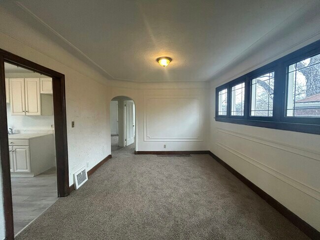 Building Photo - 4401 Buckingham