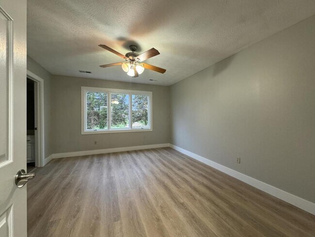 Building Photo - 1504 W Highpoint Cir