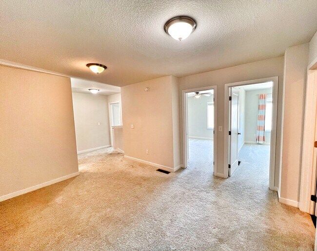 Building Photo - 327 NE Otter Dr