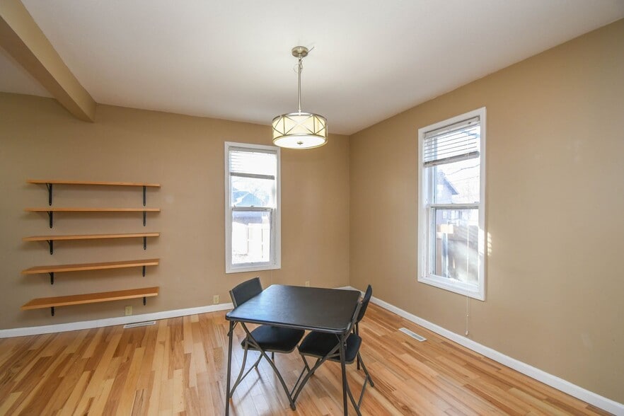 Building Photo - 817 W 12th St