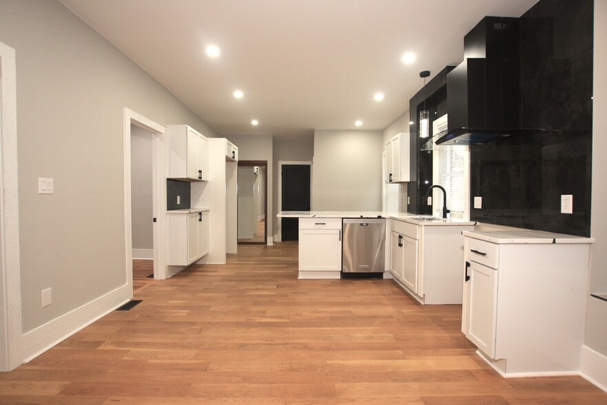 Building Photo - 5014 Seminole St