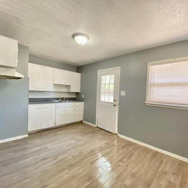 Building Photo - $0 First Month's Rent / $0 Deposit at Move-in