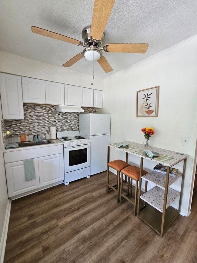 Building Photo - Eagle Lake & Golf Community - Long Term Rental