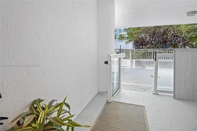 Building Photo - 1800 N Bayshore Dr
