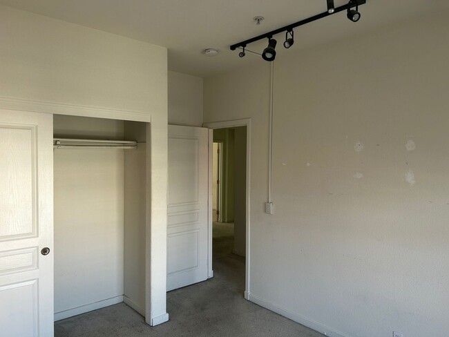 Building Photo - Available early March! 3 bedroom, 2 Bathro...