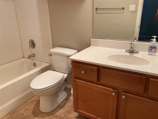 Building Photo - 2106 Main St