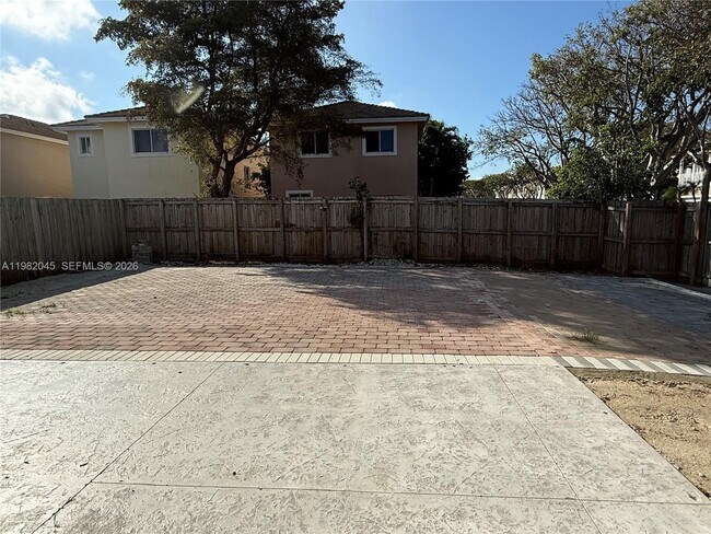 Building Photo - 390 NE 35th Ave