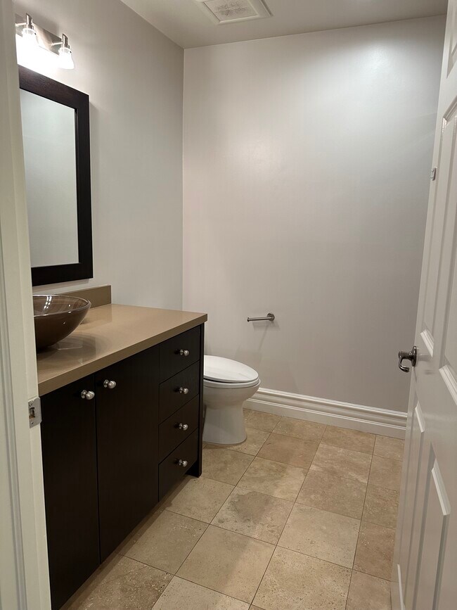 Building Photo - 850 N Croft Ave