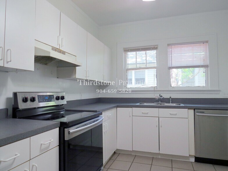 Building Photo - 2881 Selma St