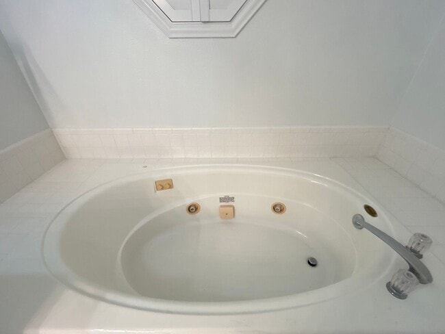 Building Photo - Beautiful Home with Water View in Eastwood!