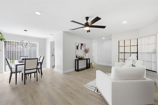 Building Photo - 645 Rosemere Cir