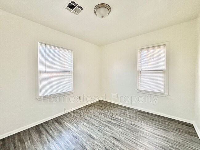 Building Photo - 1006 SE 51st St