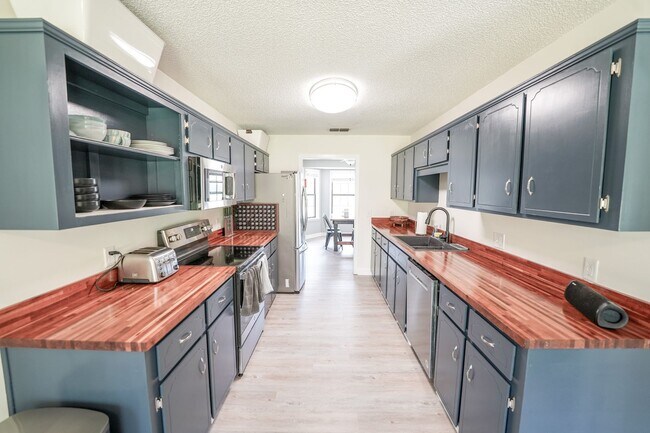 Building Photo - Coming Available!